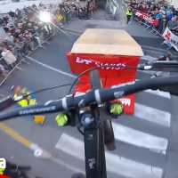 スピード違反レベルの速さで街中を走る自転車レースがスゴい！【Video Pizza】